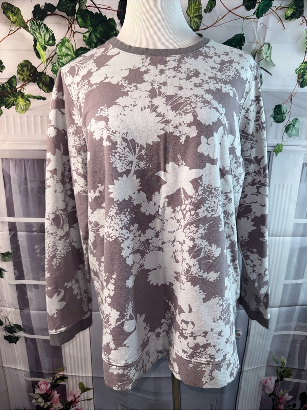 1133-d&Co Floral Crew Neck Sweater in Grey and White